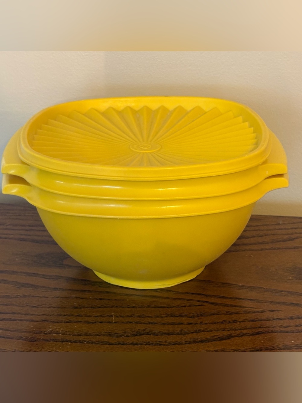 VINTAGE TUPPERWARE 2 Yellow Plastic Mixing Bowls with 1 Lid